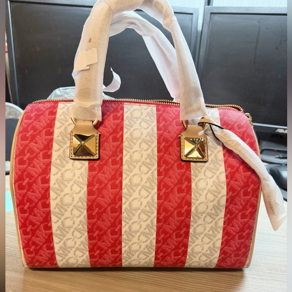 Stylish Pink and White Duffle Handbag